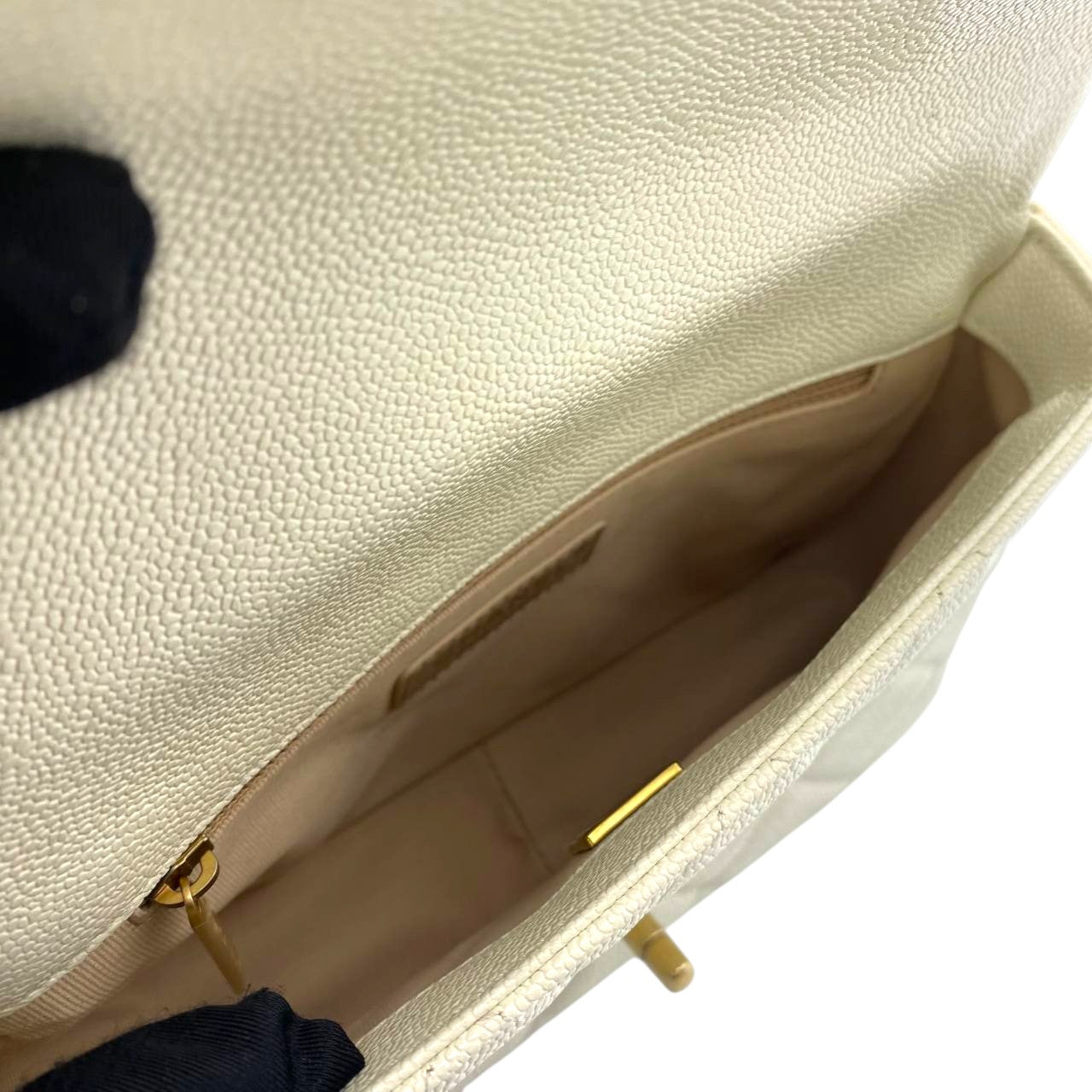 Chanel 22P Flap White